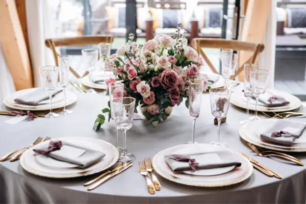 Accesoriile de masă în restaurantele de lux: detaliile care fac diferența