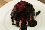 Panna cotta cu topping de fructe de padure raw