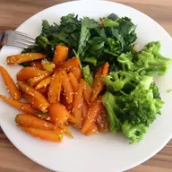 Morcovi prajiti cu broccoli si salata de frunze de telina