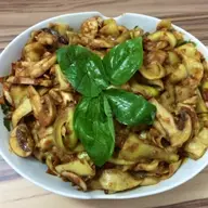 Tagliatelle de dovlecel cu ciuperci crude si sos picant