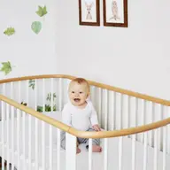 Ureaza bun venit noului membru al familiei cu un patut de lemn cochet si sigur