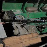Baterie auto, cabluri electrice, o barcă cu motor și mult tupeu