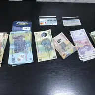 O borsetă plină cu bani și carduri bancare a fost găsită de jandarmi și restituită proprietarului