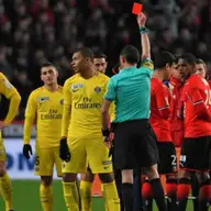 Câte cartonașe se dau într-un meci și cum să pariezi?