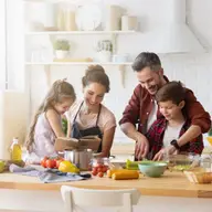 Copiii tăi petrec mult timp în bucătărie? Vezi cum să o faci cât mai practică și sigură pentru cei mici!