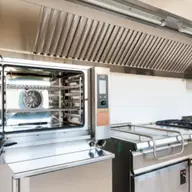 De ce mobilierul din inox este cea mai bună soluție în amenajarea unei bucătării?