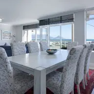 Cum alegi scaunele de dining potrivite pentru living? 4 sfaturi