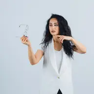 5 semne care îți arată că ai nevoie de o nouă pereche de ochelari