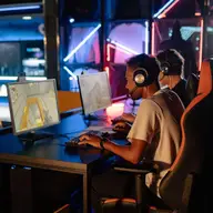 Activități recreative digitale în Arad: apariția culturii jocurilor online