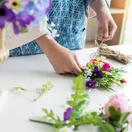 Din ce materiale pot fi realizate florile artificiale?