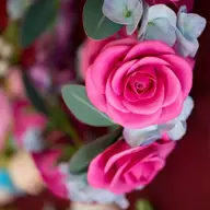 8 calitati ale florilor artificiale care te vor face sa le cumperi pentru casa ta