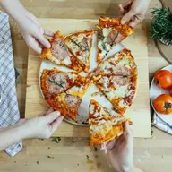 De ce toata lumea adora pizza sI avantajele de a comanda la domiciliu, mai ales cand ai un party