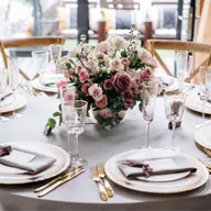 Accesoriile de masă în restaurantele de lux: detaliile care fac diferența