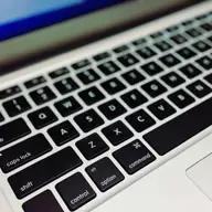 Pașii necesari prin care îți poți curăța tastatura laptopului acasă