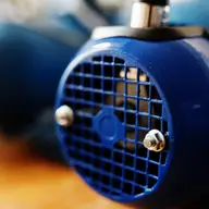 Ce trebuie verificat periodic pentru un motor electric trifazat?