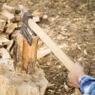Tăierea lemnelor poate fi mai rapidă cu uneltele potrivite