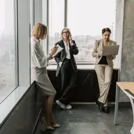 Dresuri nude sau negre la birou? Cum alegi culoarea corectă pentru orice ținută office