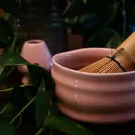Accesoriile pentru matcha: chasen, chawan și cum alegi un set potrivit