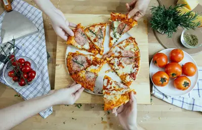 De ce toata lumea adora pizza sI avantajele de a comanda la domiciliu, mai ales cand ai un party