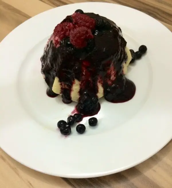 Panna cotta cu topping de fructe de padure raw