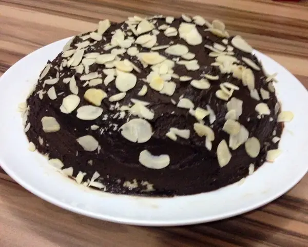 Tort cu glazura de ciocolata raw