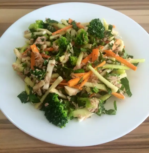 Salata de broccoli cu ton
