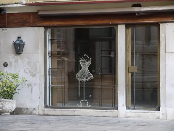 Vitrine de magazin de la SecuritInternational.ro – cheia catre sufletul magazinului tau