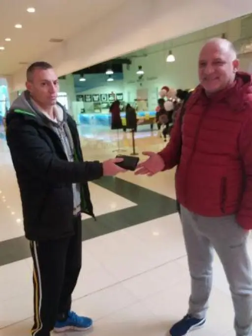Portofel gasit de un jandarm în timpul liber intr-un magazinul din Arad, înapoiat proprietarului