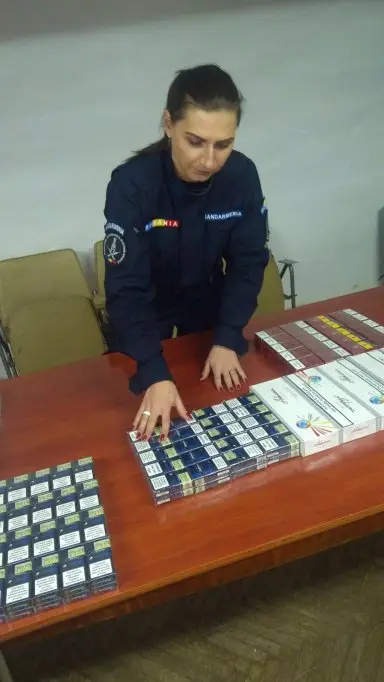 Țigări de contrabandă și materiale pirotehnice confiscate de jandarmi