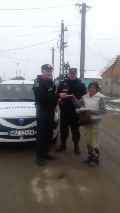 Geantă cu acte, bani si carduri cancare casită de Jandarmii din Chișineu-Criș