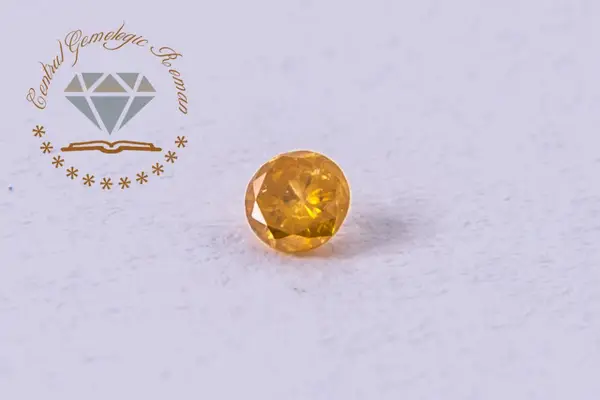 De ce sunt colorate diamantele?