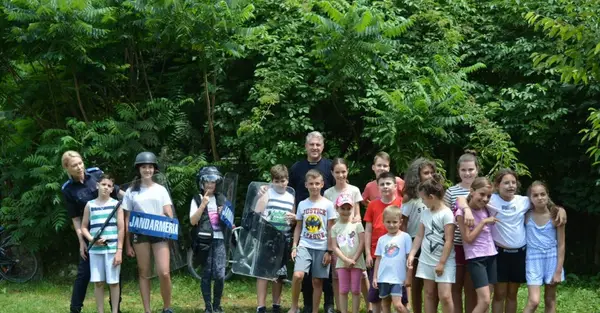 Jandarmii arădeni au organizat activități preventiv educative în localitatea Căsoaia din județul Arad