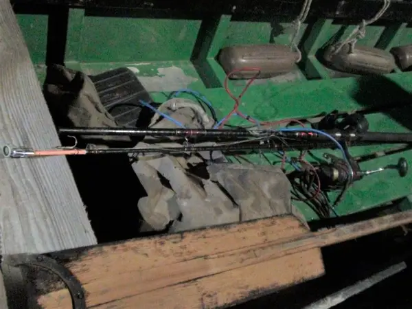 Baterie auto, cabluri electrice, o barcă cu motor și mult tupeu