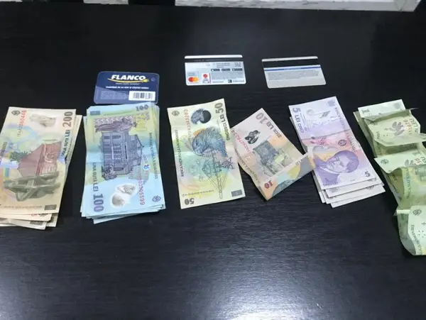 O borsetă plină cu bani și carduri bancare a fost găsită de jandarmi și restituită proprietarului