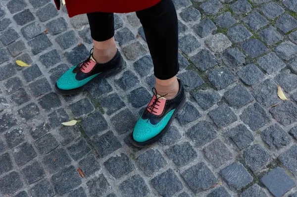 Cum să fii elegantă fără să porți pantofi cu toc înalt? Iată 3 tipuri de încălțăminte pentru care poți opta!
