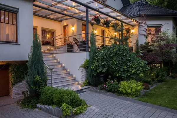 Cumpararea unei case la cheie cu servicii de landscaping pentru pavaje cu efect wow