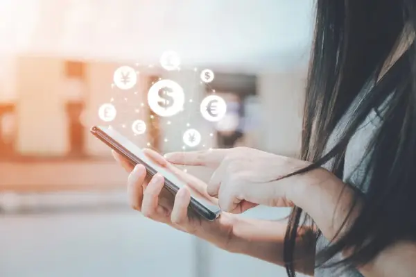 Cum se economisesc bani la transferurile în România?