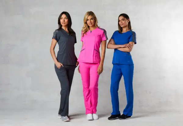 De ce uniformele Cherokee Workwear Revolution sunt best seller în domeniul medical