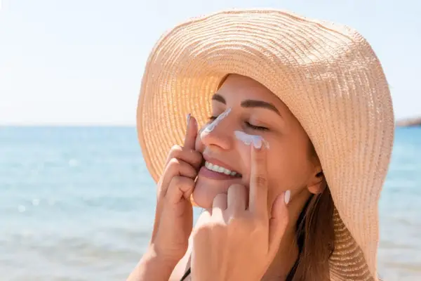 Cum ai grijă de tenul tău în sezonul cald? Sfaturi simple pentru un ten perfect