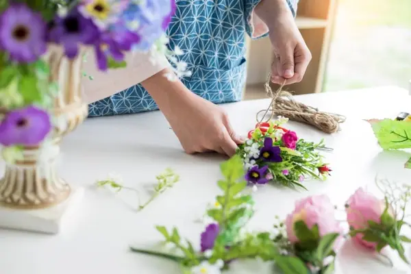 Din ce materiale pot fi realizate florile artificiale?