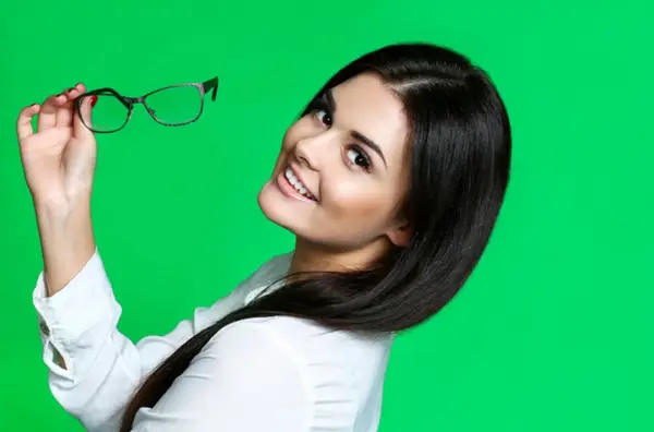 Vrei să scapi de ochelari? Iată 3 soluții smart