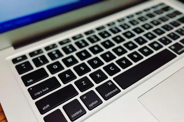 Pașii necesari prin care îți poți curăța tastatura laptopului acasă