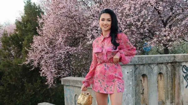 Cum să alegi rochia cu imprimeuri florale perfectă pentru evenimentele de vară