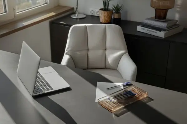 Ce caracteristici trebuie să aibă scaunele ergonomice pentru a crea o experiență comodă la birou
