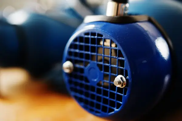 Ce trebuie verificat periodic pentru un motor electric trifazat?