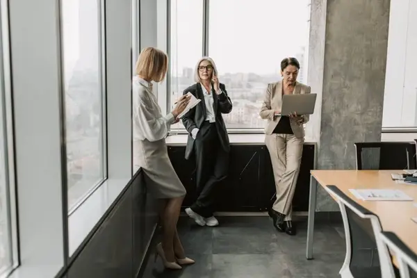 Dresuri nude sau negre la birou? Cum alegi culoarea corectă pentru orice ținută office