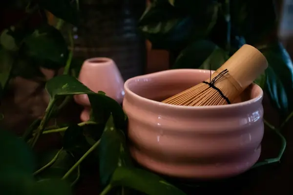 Accesoriile pentru matcha: chasen, chawan și cum alegi un set potrivit