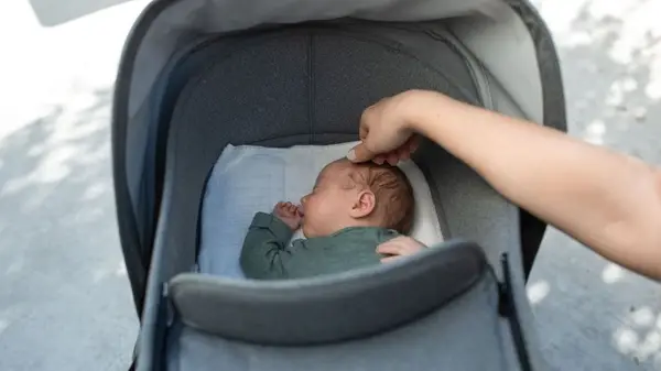 Ce verifici la un cărucior pentru copii înainte să îl cumperi