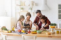 Copiii tăi petrec mult timp în bucătărie? Vezi cum să o faci cât mai practică și sigură pentru cei mici!