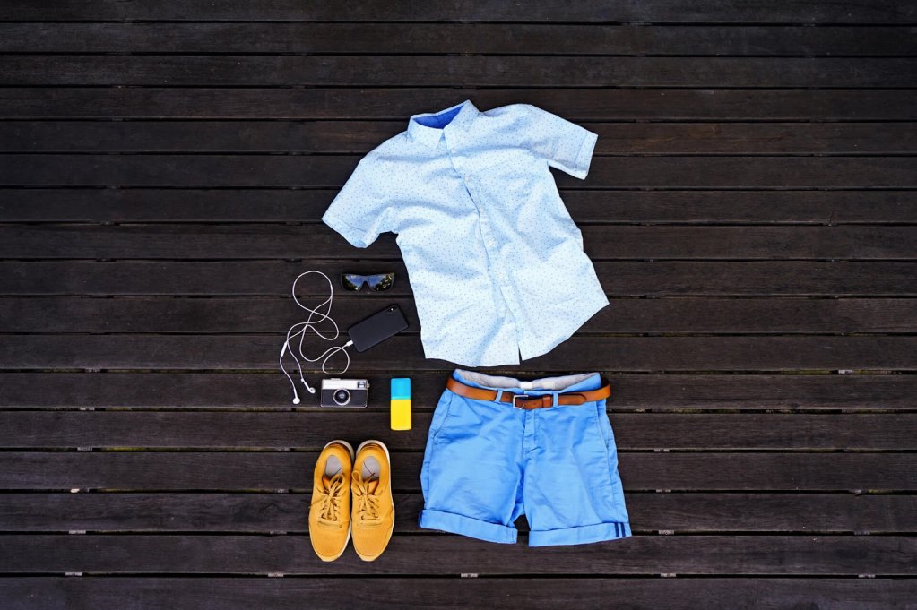 Vrei să fii un bărbat stilat chiar și pe timp de vară? Iată 3 articole vestimentare pe care trebuie să le ai în șifonier!
